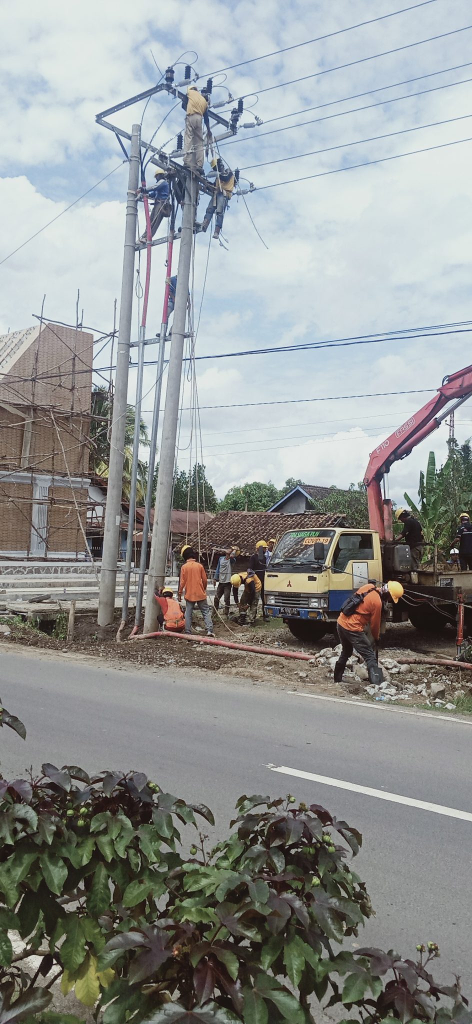 Maksimalkan Arus Listrik Pln Rayon Pendopo Ganti Kabel Sutm Ke Sktm