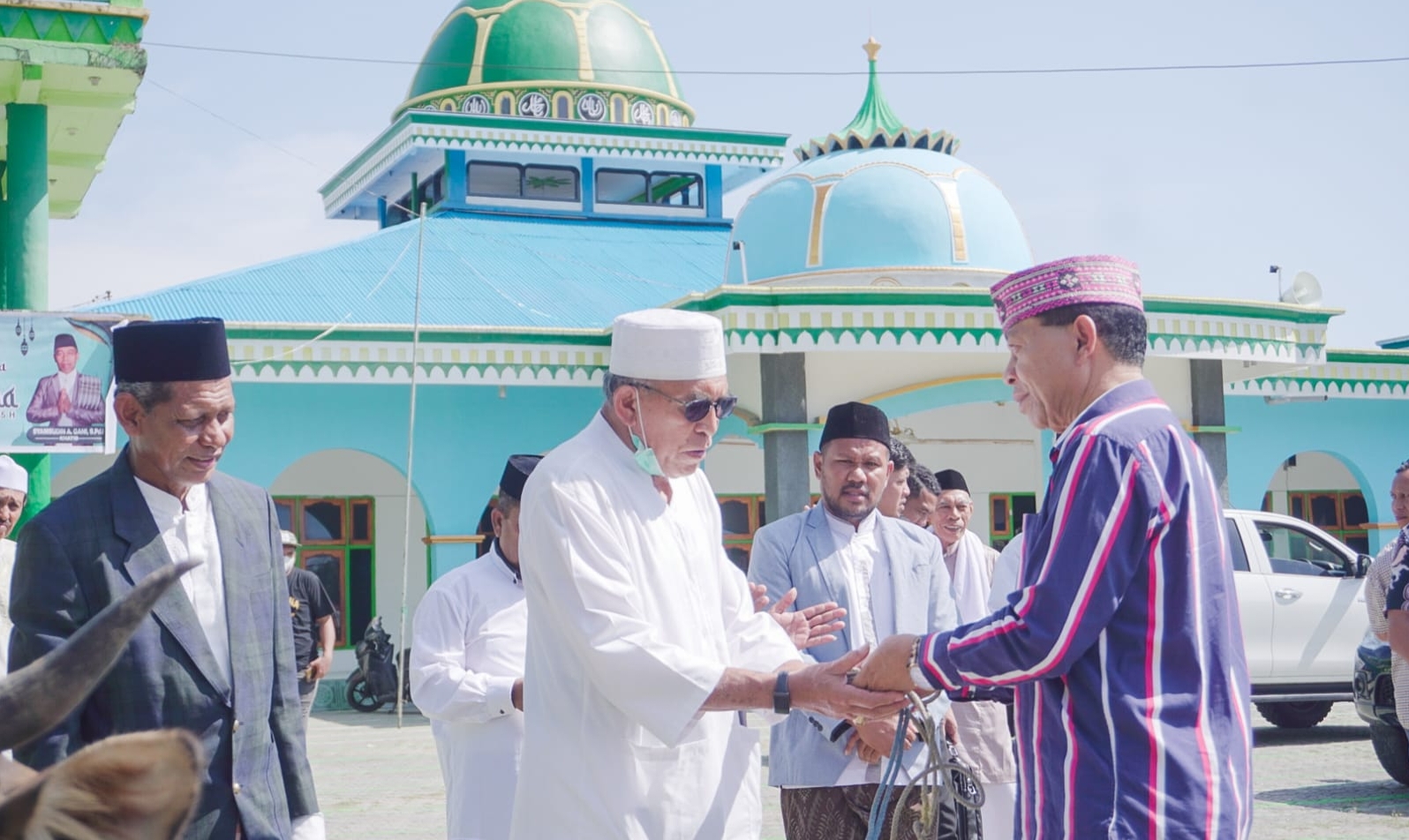 Heribertus Ngabut Serahkan Hewan Kurban Kepada Umat Muslim Di Masjid