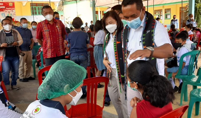 Bupati Hery Pantau Pelaksanaan Vaksinasi Di SMPK. Immaculata Ruteng