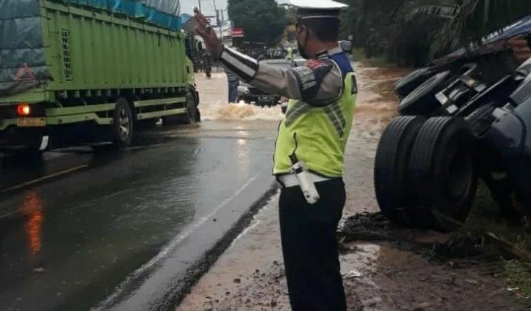 Tergenang Air Pengguna Jalan Di Himbau Untuk Berhati hati