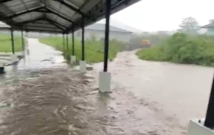 Diduga Tak Ada Draenase, RSUD Borong Digenangi Banjir