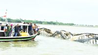 TNI AL BERSAMA MASYARAKAT PESISIR BONGKAR PAGAR LAUT SEPANJANG 30 KM DI TANGERANG