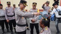 Tradisi Siraman Air Kembang, Warnai Kenaikan Pangkat Sejumlah Personil Polres Manggarai dan Brimob Kompi 2 Yon B Pelopor