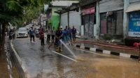 Pemkab Mabar Bersama TNI/Polri Membersihkan Jalan-jalan Utama Pasca Banjir di Labuan Bajo