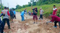 Jalan Nigata Rusak Parah, Lurah Arimbi Jaya Pimpin Gotong Royong, Warga Desak Pemerintah Segera Bertindak