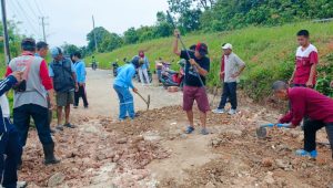 Jalan Nigata Rusak Parah, Lurah Arimbi Jaya Pimpin Gotong Royong, Warga Desak Pemerintah Segera Bertindak