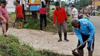 Lurah Kedondong Raye Bersama Warga Gotong Royong Bersihkan Saluran