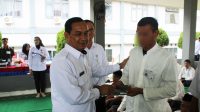 Kakanwil Ditjenpas Sumsel Serahkan Secara Simbolis Buku Tabungan BRI Kepada WBP Lapas Banyuasin yang Bekerja