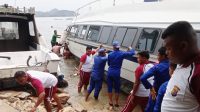 Sejumlah Polisi Lakukan Evakuasi Speed Boat yang Kandas di Perairan Labuan Bajo