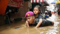Aksi Tanggap Prajurit Pasmar 1 Korps Marinir Evakuasi Korban Banjir di Jakarta