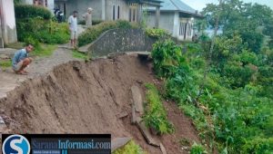 Akibat Curah Hujan yang Cukup Tinggi, Tembok Penahan Permukiman Warga di Desa Beamese Rubuh