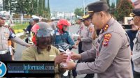 Hari Pertama Bertugas, Kapolres Manggarai Pimpin Pembagian Takjil Kepada Masyarakat