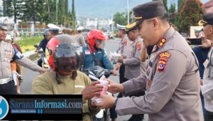Hari Pertama Bertugas, Kapolres Manggarai Pimpin Pembagian Takjil Kepada Masyarakat