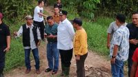 Diguyur Hujan, Tak Surutkan Langkah Iwan Tuaji Tinjau Lahan Petani PALI