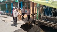 Jalan Poros Marga Sungsang Ambruk, Polsek Pasang Rambu Peringatan