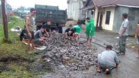 Tak Kunjung Diperhatikan Pemerintah, Warga di Ruteng Perbaiki Jalan Rusak Secara Swadaya