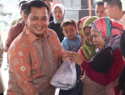 Giatkan GEMARIKAN, Bupati Askolani Anggota DPR RI Kartika Beri Bantuan Makanan Ikan