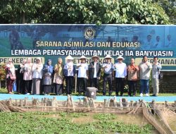 Kakanwil Ditjenpas Sumsel Bersama Direktur Polsri Panen Ikan di SAE Lapas Banyuasin