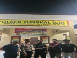 Kapolsek Tungkal Ilir Terima Penyerahan Senpi Berikut Amunisi Dari Kades Teluk Tenggulang