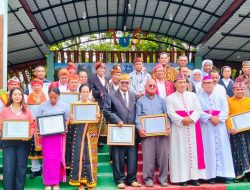 Momen Yubileum ke-75, Paroki Ekukardo Berikan Penghargaan Kepada Para Pendahulu