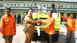 Bupati Banyuasin Serahkan Bantuan Alsintan Dari Kementerian Pertanian 