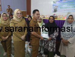 Bukti Peduli Kesejahteraan Rakyat, Wakil Bupati Banyuasin Launching Penyaluran Bantuan Pangan 