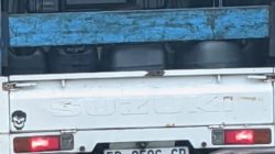 Mobil Pickup Berwarna Putih Angkut Puluhan Jerigen Minyak Tanah dari Ruteng Menuju ke Arah Barat