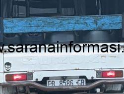 Mobil Pickup Berwarna Putih Angkut Puluhan Jerigen Minyak Tanah dari Ruteng Menuju ke Arah Barat