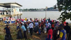 WINGS Peduli dan Relawan Bersihkan Sungai Musi Palembang