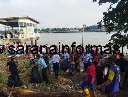WINGS Peduli dan Relawan Bersihkan Sungai Musi Palembang