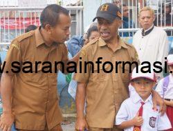 Tindak Lanjuti Instruksi Bupati Manggarai, Sosok Ayah Dampingi Anak Masuk Sekolah di Hari Pertama Setelah Liburan