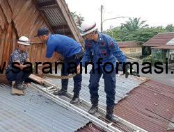 Ular Piton Gegerkan Warga Terminal Pendopo, Damkar PALI Sigap Evakuasi