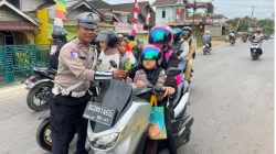 Satlantas Polres PALI Tebar Semangat Merah Putih, Pasang Bendera di Kendaraan Warga Sambut HUT RI ke-80
