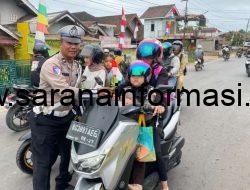 Satlantas Polres PALI Tebar Semangat Merah Putih, Pasang Bendera di Kendaraan Warga Sambut HUT RI ke-80