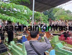 Anggota Polsek Muara Telang Alm. Bripka Safrisau Riswan Dimakamkan Kedinasan