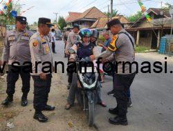 Polsek Penukal Abab Bagikan Bendera Merah Putih Gratis kepada Warga Jelang HUT ke-80 RI