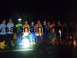 Personil Polisi di Pali Berjibaku Bersama Masyarakat Amankan Pengguna Jalan Pasca Hujan Angin Tumbangkan Pohon di KM 10 Talang Ubi