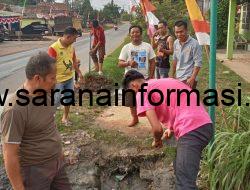 Sambut HUT RI ke-80, Pemdes Simpang Tais Bersihkan Lingkungan Desa