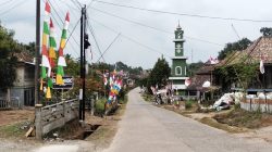Sambut HUT RI Ke 80, Warga Pelajau Hiasi Desa Warna Warni Bendera merah putih 