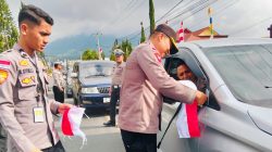 Dalam Rangka HUT RI ke-80, Polres Manggarai Bagikan Bendera Merah Putih kepada Pengendara Bermotor