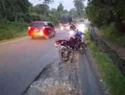 Breaking News: Kecelakaan Terjadi di Depan Pemakaman Baracung, Warga Minta Segera Perbaiki Jalan Berlobang 