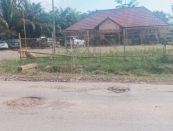 Jalan Berlubang di Depan Kantor PUTR PALI, Ironi Pembangunan yang Harus Jadi Prioritas