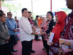 Gerak Cepat !! Bupati Askolani Serahkan Bantuan Seragam Sembako Warga Terdampak Kebakaran