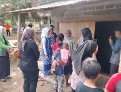 Ketua TP PKK PALI Dwi Saftaria Tinjau Korban Kebakaran di Desa Simpang Solar