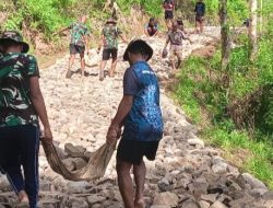 TNI dan Warga Rado Bangun Jalan Telford Sepanjang 480 Meter