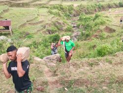Kodim 1612/Manggarai dan Warga Desa Pinggang Gotong Angkut Batu untuk Pembangunan Irigasi TMMD ke-126