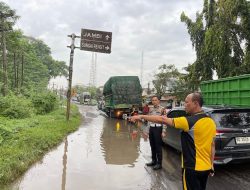 Jalintim KM. 20 tergenang air Dengan Gercep Polres Banyuasin Kerahkan Personil 