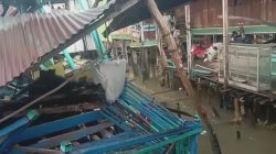 Hujan Di Sertai Angin Puting Beliung Robohkan Rumah Warga,