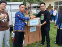 Camat Terima Bantuan Hadia Doorfrize dari Dapur SPPG Tanah Abang Utara