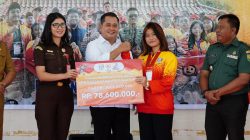 Apresiasi Atlet Pelatih, Bupati Banyuasin Serahkan Bonus Untuk Pejuang Olahraga Daerah